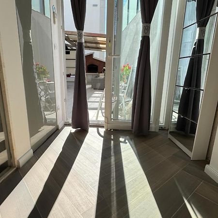 Luxury Apartment Martinis With Pool Split Exterior photo