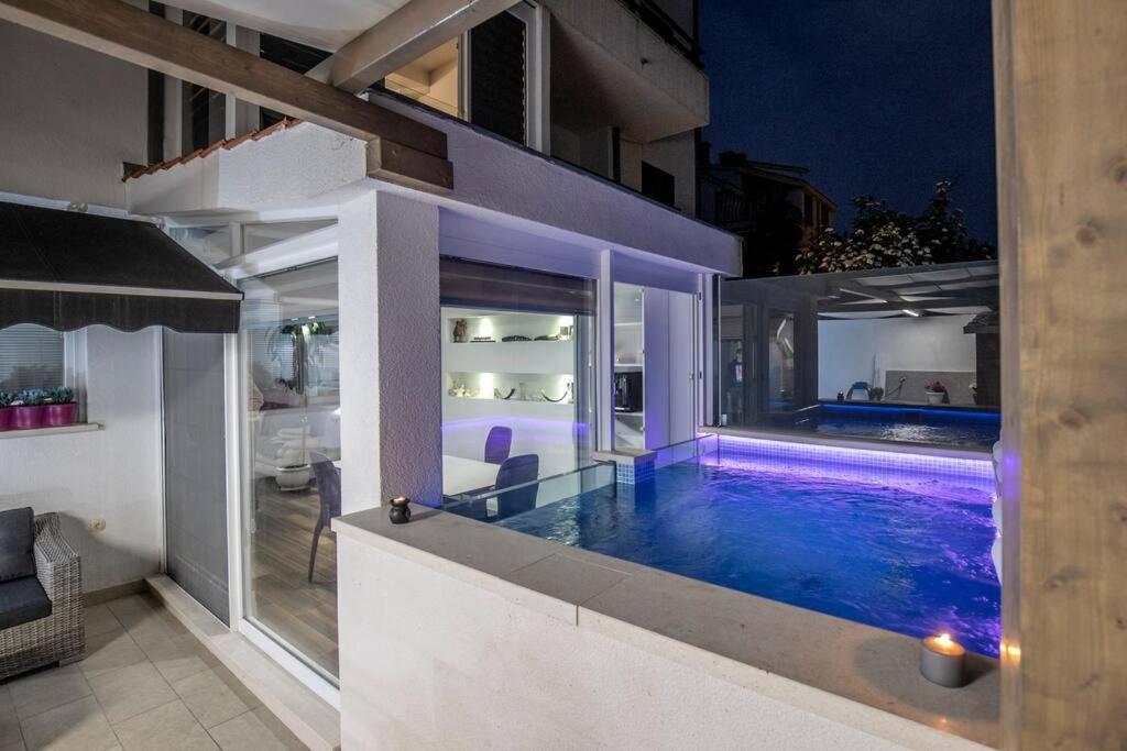 Luxury Apartment Martinis With Pool Split Exterior photo