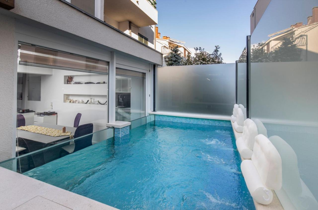 Luxury Apartment Martinis With Pool Split Exterior photo