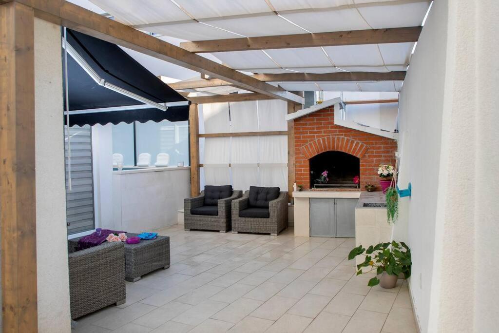 Luxury Apartment Martinis With Pool Split Exterior photo
