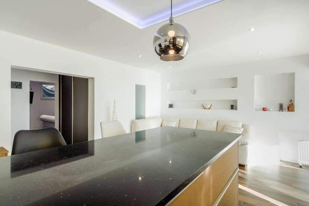Luxury Apartment Martinis With Pool Split Exterior photo