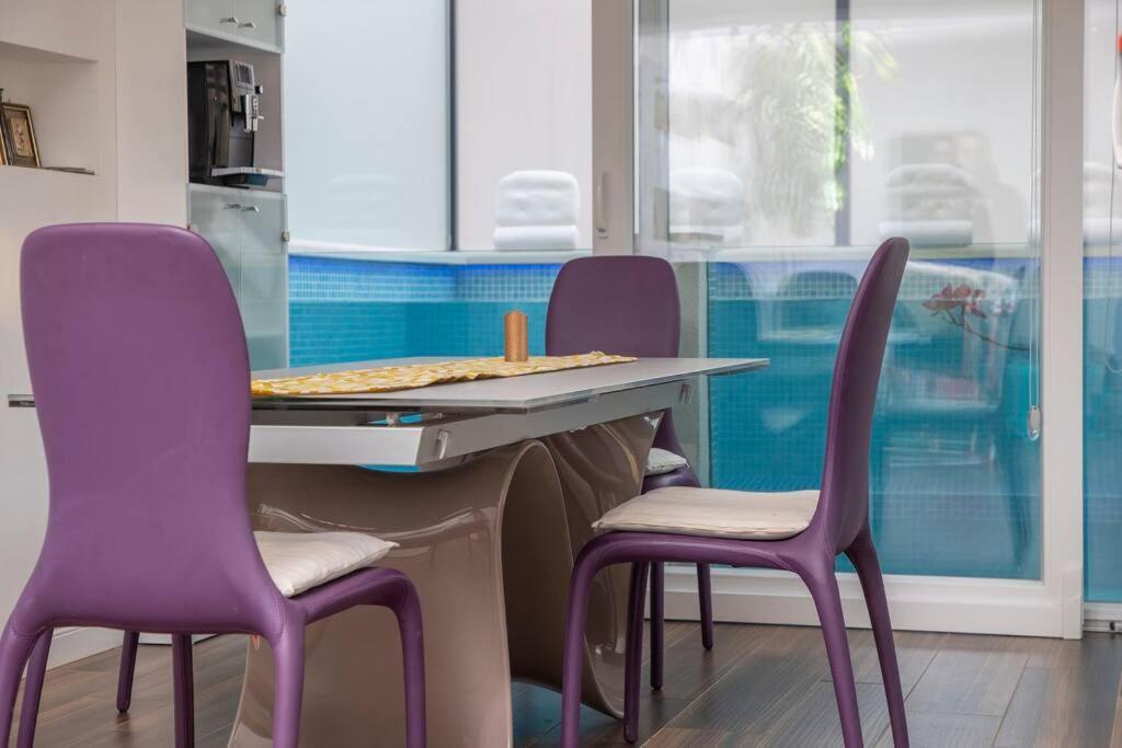 Luxury Apartment Martinis With Pool Split Exterior photo