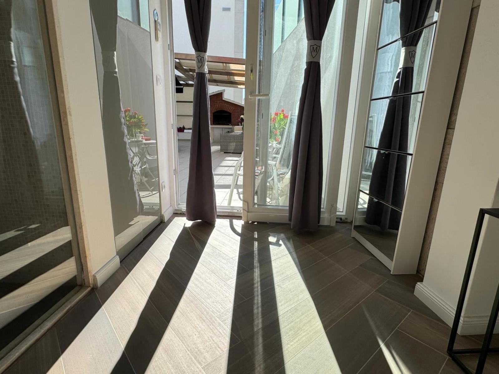 Luxury Apartment Martinis With Pool Split Exterior photo
